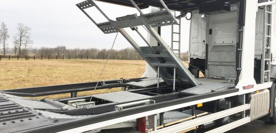 Stacking system for a 6th car with hinge on the back of the cab and rear lift with 2 hydraulics cylinders and an additional adjustment of length following the wheelbase of the vehicle