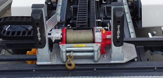 7.1 ton hydraulic winch. 30m cable with guide (fitted in the middle no translation)