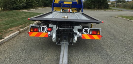 Treuillage sur le panier par le treuil du plateau avec un guide câble à rouleaux dans le plancher