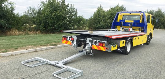 Treuillage sur le panier par le treuil du plateau avec un guide câble à rouleaux dans le plancher