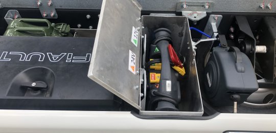 Un bac fermé avec couvercle et support pour booster propulstation 12V/24V 2400/1200A