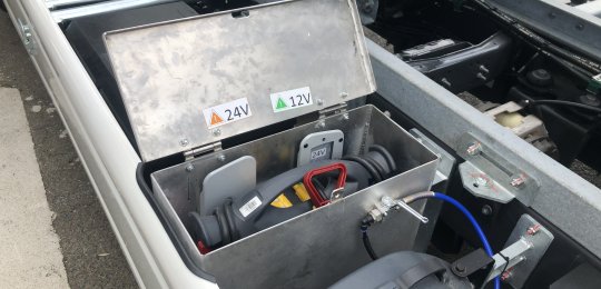 Un bac fermé avec couvercle et support pour booster propulstation 12V/24V 2400/1200A