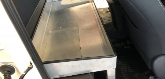 Un bac ouvert en aluminium installé dans la partie arrière de cabine
