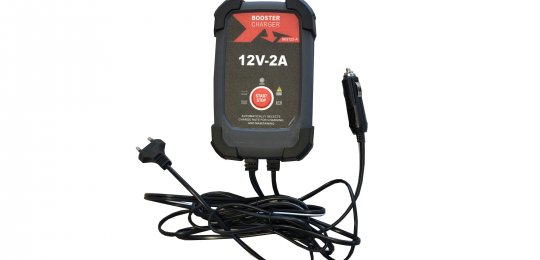 Un bloc de recharge 220V avec une prise 12V pour chargement à l'atelier du booster PROPULSTATION 12V