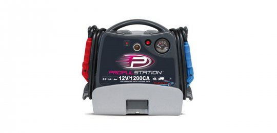 Un booster propulstation 12V 1200A avec station de recharge