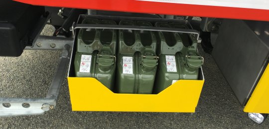 Un caisson ouvert avec 3 jerricans en tôle de 10 litres avec support