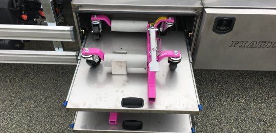 Un coffre de rangement fermé en inox avec tiroirs coulissants pour deux chariots GO-JACK 5000 (sans les chariots)