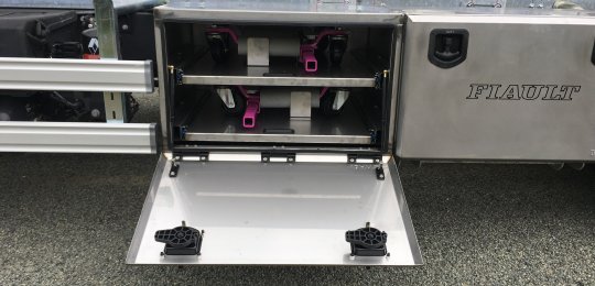 Un coffre de rangement fermé en inox avec tiroirs coulissants pour deux chariots GO-JACK 5000 (sans les chariots)