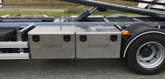 Un coffre de rangement fermé en inox avec tiroirs coulissants pour deux chariots GO-JACK 5000 (sans les chariots)