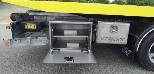 Un coffre de rangement fermé en inox avec une étagère fixe pour deux chariots GO-JACK 5000 (sans les chariots)