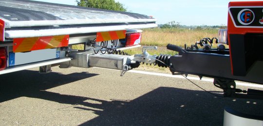 A hydraulically expandable tow hook for equipment PLAT'FIX 2+3