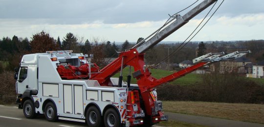 Une flèche de levage type 2 extensible hydrauliquement en 2 parties sur 6000mm avec double tête de grue pivotante