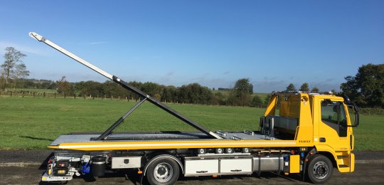 Une flèche de relevage CRANELIFT encastrable dans le plancher avec 2 vérins d'élévation