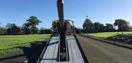 Une flèche de relevage CRANELIFT encastrable dans le plancher avec 2 vérins d'élévation