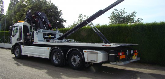 A CRANELIFT lifting boom built into the floor with 2 lifting hydraulic cylinders