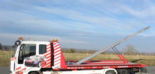 Une flèche de relevage CRANELIFT encastrable dans le plancher avec 2 vérins d'élévation