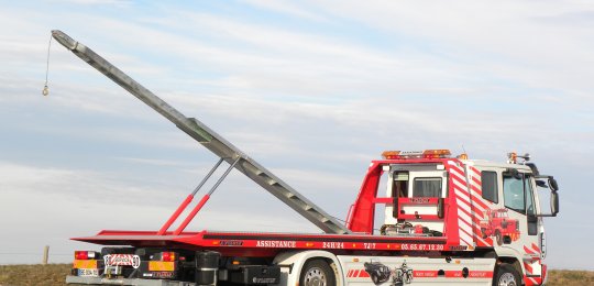 A CRANELIFT lifting boom built into the floor with 2 lifting hydraulic cylinders