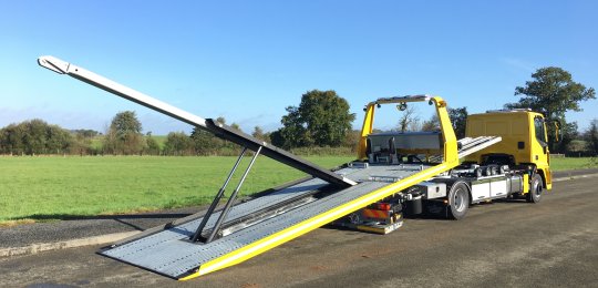 Une flèche de relevage CRANELIFT encastrable dans le plancher avec 2 vérins d'élévation