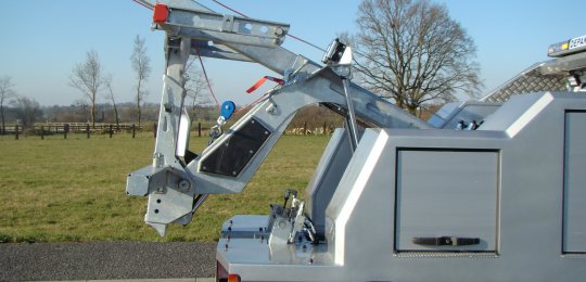 Hydraulically extendable boom lift with swiveling crane head (on MAXILIFT PF3000)