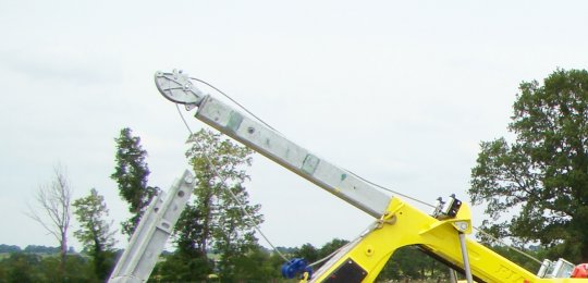Une flèche de relevage extensible hydrauliquement avec une tête de grue pivotante (sur MAXILIFT PF3000)